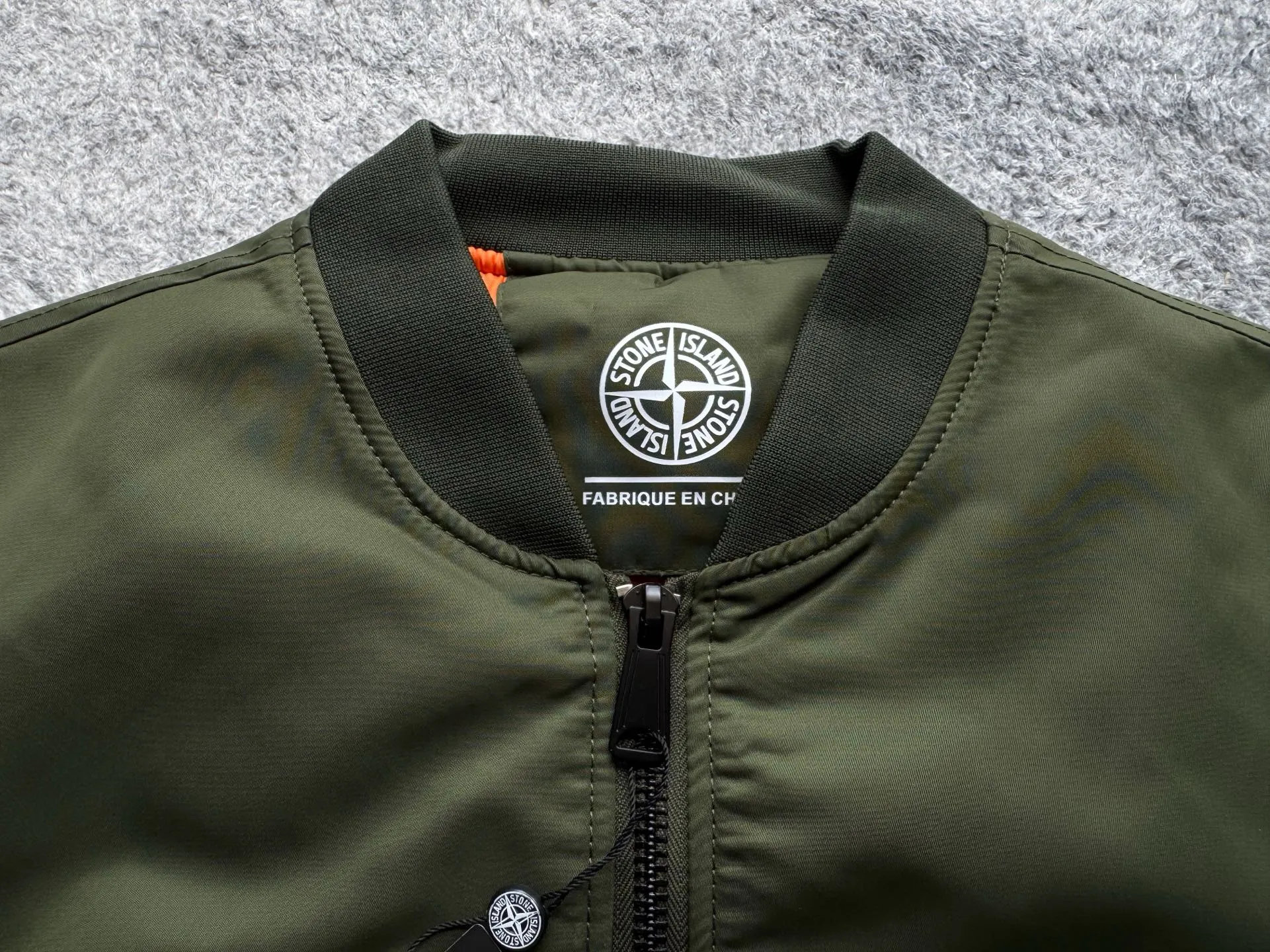 P360 Stone lsland Stone Island Medal Aviator Cotton Jacket The outer fabric is made of MA-1 flight nylon, which is a material specially used in flight and aviation. Flying nylon is a fabric specially used in flight and aviation. It is rarely used in ordinary clothing. The density of flying nylon is very high, so it is windproof and waterproof. When rain falls on the surface of the clothes, it will not penetrate immediately, but will form a small water droplet and slide off. This performance is a requirement for the development of modern jet technology. Because it is assumed that the pilot got caught in the rain before getting on the plane, he entered the cabin covered in rainwater. When flying at high altitude and at high speed, in a cabin without an environmental control system, water droplets will freeze on the pilot's body 2. Knitted baseball collar MA-1 uses a knitted collar. The collar is made of wool and can be snug around the neck and very warm. 3. Metal zippers We have very strict requirements on zippers, including smoothness and size. There was no zipper on the market that met the requirements, so we asked a zipper factory to customize a strong and durable metal zipper.  4. Double-threaded knitted cuffs The cuffs are made of double-threaded knitted fabric, narrow at the front and wide at the back. The narrow part can be tightened around the wrist to prevent wind from entering. The wide part has enough space when wearing multiple pieces under winter Color: Black Dark Army Green Size: M L.